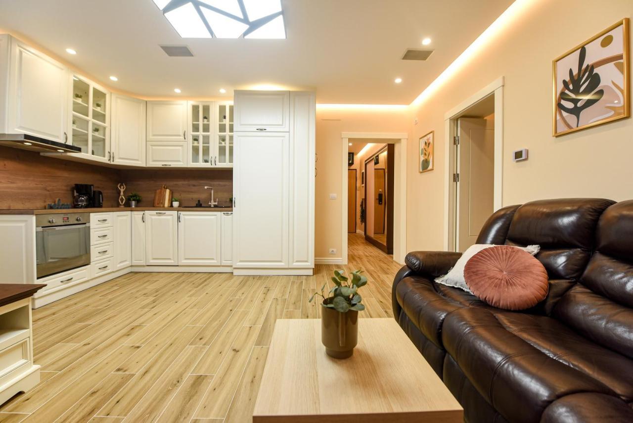 Green Leafy Brasov - Ideal 2 Bedroom Apartment 外观 照片